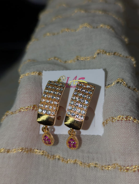 P-GOLD STUD EARRINGS