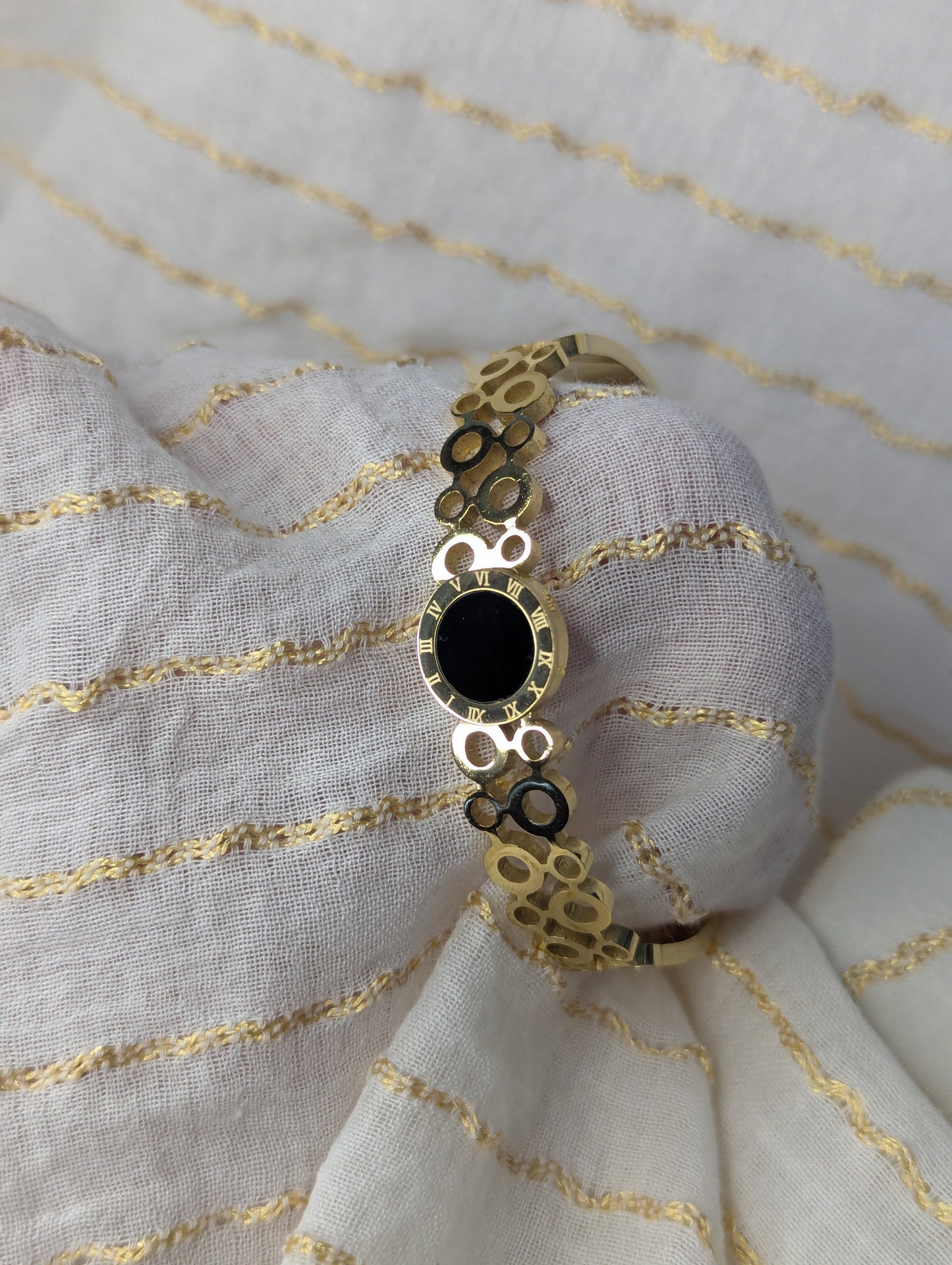 BLACK ROUND BRACELET